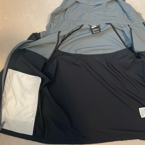 Nike Boy's Sportswear Windrunner Hooded Jacket - Picture 6 of 8